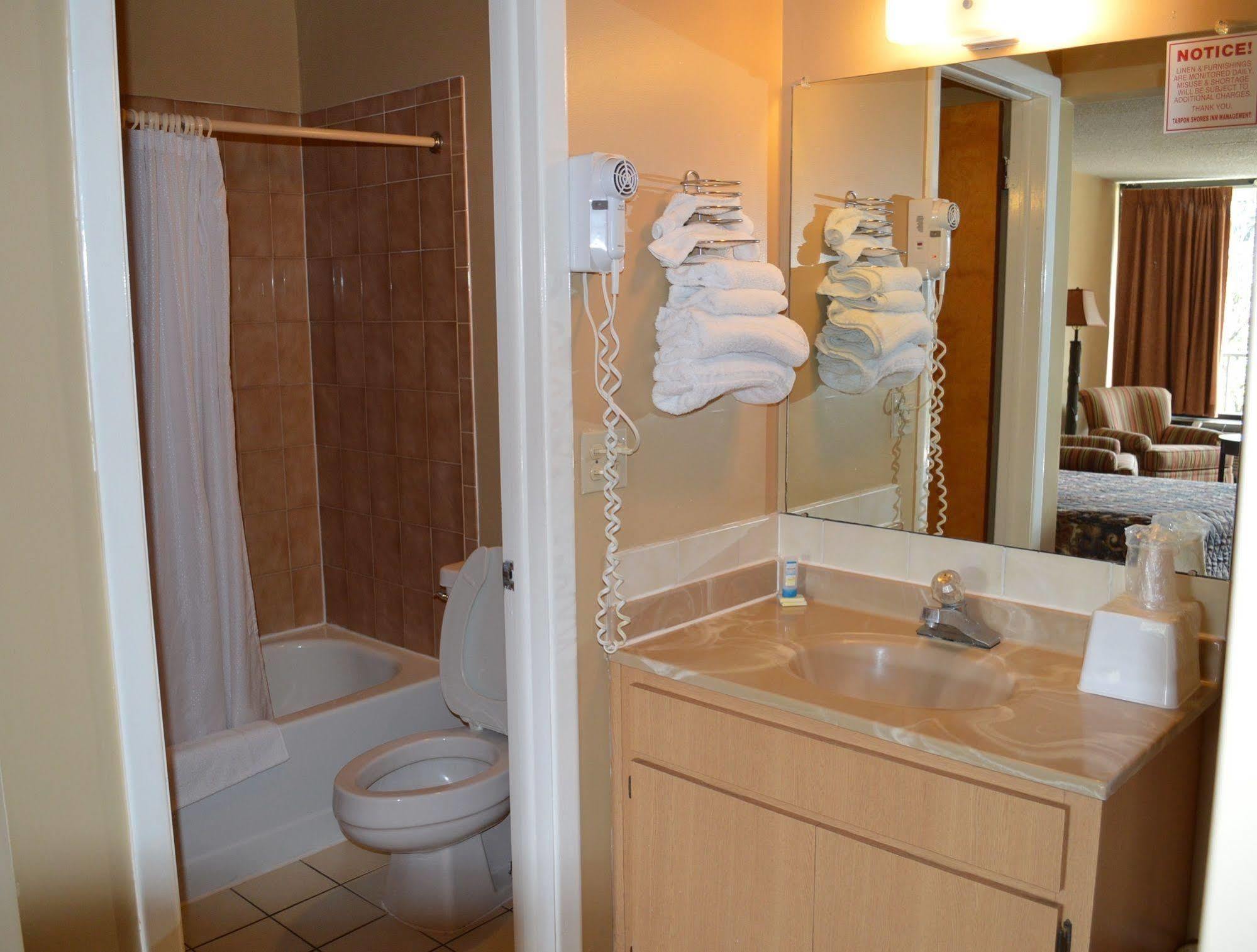 טרפון ספרינגס Tarpon Shores Inn מראה חיצוני תמונה